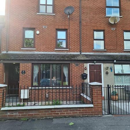 Massive 4 Bed Home Walking Distance To The City Lights, Perfect For Business Trips Belfast Extérieur photo