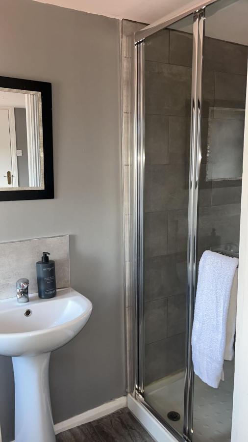 Massive 4 Bed Home Walking Distance To The City Lights, Perfect For Business Trips Belfast Extérieur photo