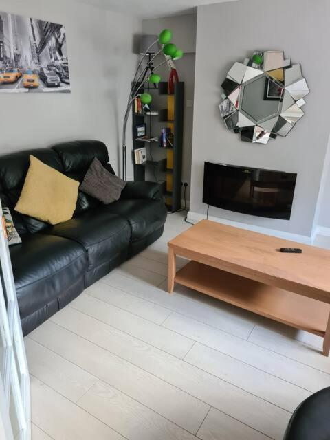 Massive 4 Bed Home Walking Distance To The City Lights, Perfect For Business Trips Belfast Extérieur photo