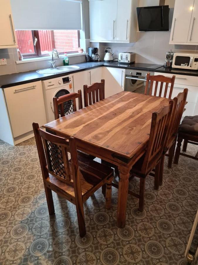 Massive 4 Bed Home Walking Distance To The City Lights, Perfect For Business Trips Belfast Extérieur photo